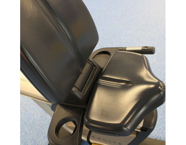 technogym-excite-700i-sp-led-recumbent-exercise-bike-materiel-professionnel-doccasion-